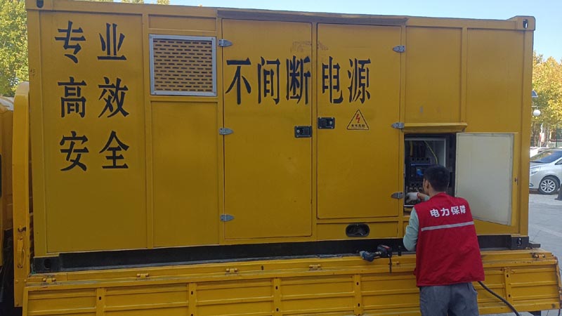 五寨柴油发电机组和UPS电源配合使用时，如何避免切换过程中的电力中断？